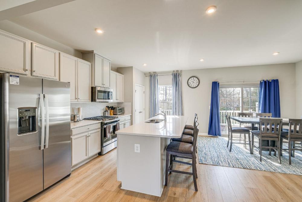 30 Mi to Downtown DC Charming Dale City Townhome!